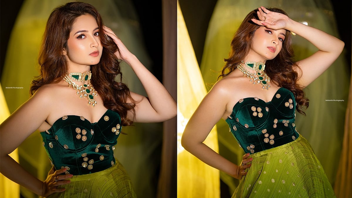 সবুজ পোশাকের গ্ল্যামারাস লুকে শ্রীমা