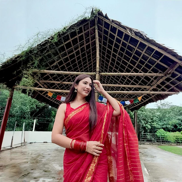 বোরিং বৃষ্টিদিনে জরীপাড় লাল সুতির শাড়িতে সাফার মন ভালো করা লুক। আঁচলেও জরীর স্ট্রাইপ