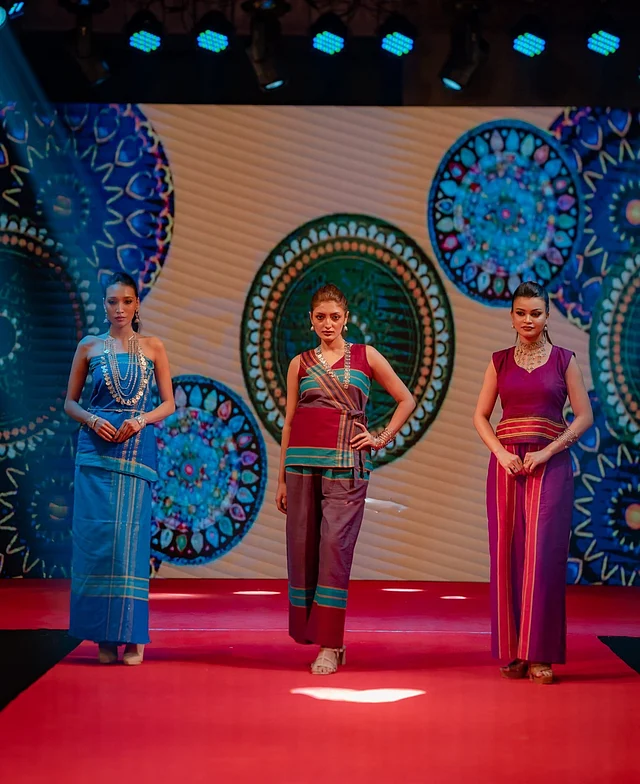 জরি দিয়ে বোনা মিজোরাম এক্সক্লুসিভ পিনন হাদি পোশাকে একজন মডেল। 