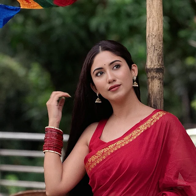 ক্ল্যাসিক লুকে সাফা বেছে নিয়েছেন ছোট সোনালি ঝুমকা। খোলা চুলেই তিনি সবসময়ের মতো ন্যাচারাল সুন্দর