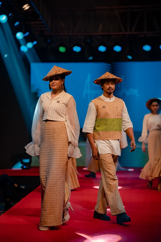 ডিজাইনার আজিজুর রহমানের এই মনোমুগ্ধকর কালেকশনটির অনুপ্রেরণায় আছে গ্রামবাংলা।