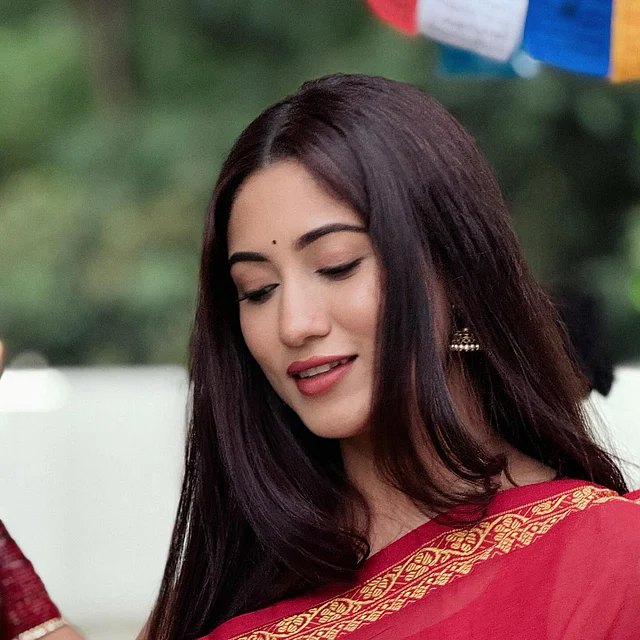 দফট গ্ল্যাম ঘরানার হালকা সাজেই দেখা যাচ্ছে সাফাকে। ব্রিক রেডের লাইট শেডের লিপকালার আর ছোট লাল টিপে মোহনীয় তিনি