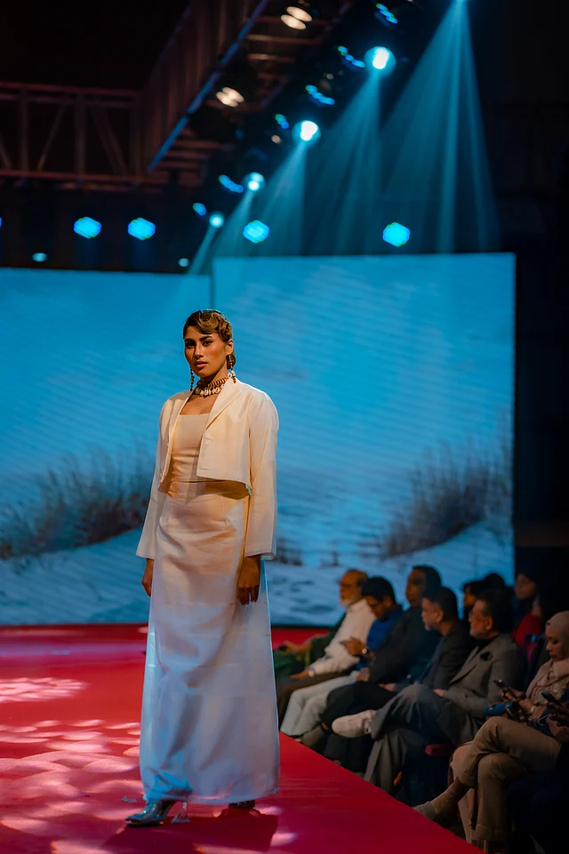 একরঙা সাদা আউটফিটে প্রকাশ পেয়েছে স্নিগ্ধতা ও শান্তির বার্তা। এ কালেকশনটি সাজানো হয়েছে মনোক্রোম প্যালেটে। 