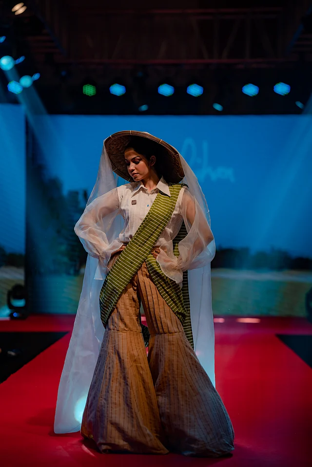 খাদি ও মসলিন ফেব্রিকে প্রকৃতির নানা রং উঠে এসেছে এই ট্রেন্ডি কাটের পোশাকগুলোয়।