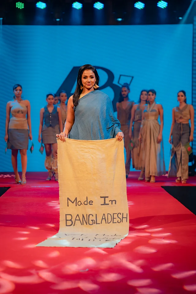 ডিজাইনার আবিরের কালেকশনে শোস্টপার হিসেবে র‍্যাম্পে হাঁটেন অভিনেত্রী রুনা খান। 