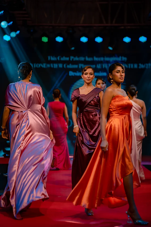 প্যানটোন কালার প্যালেটের ট্রেন্ডি রংগুলো থেকে অনুপ্রাণিত হয়ে ডিজাইনার শীতল যাদব তাঁর এ কালেকশনটি সাজিয়েছেন। নাম—মুনলাইট সাটিন। 