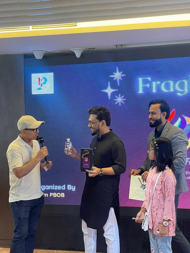 প্রতি ঘন্টার র‍্যাফেল ড্রয়ে বিজয়ীর সঙ্গে কথা বলছেন আয়োজন মেহেদি হাসান