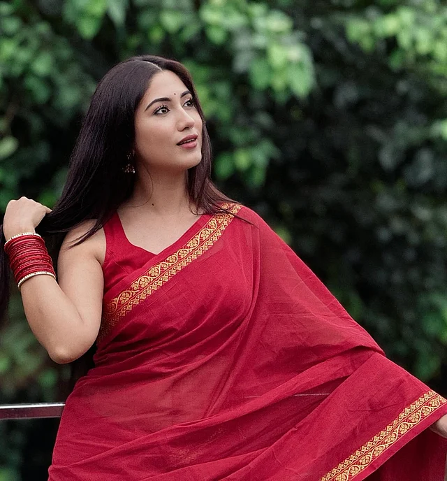 সঙ্গে আছে দারুণ ফিটিংয়ের লাল স্লিভলেস ব্লাউজ