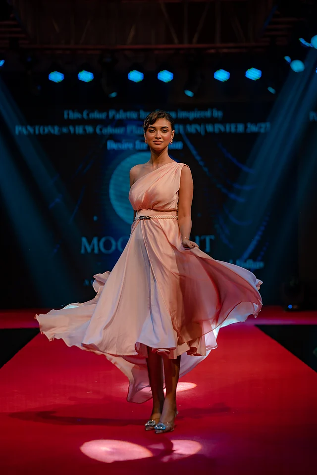 মূলত সাটিন ফেব্রিকের ডিজাইনার গাউনে এদিন মডেলরা র‍্যাম্প মাতান। 