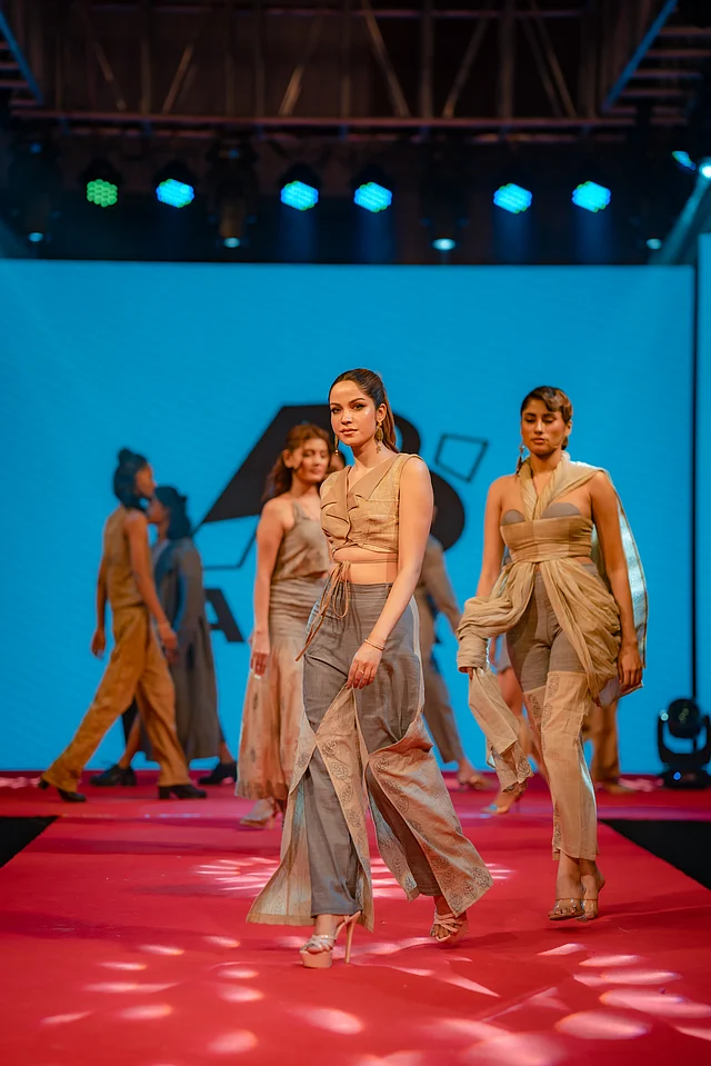 আর্দি টোনের ফিউশন ওয়্যারে মডেলরা। 