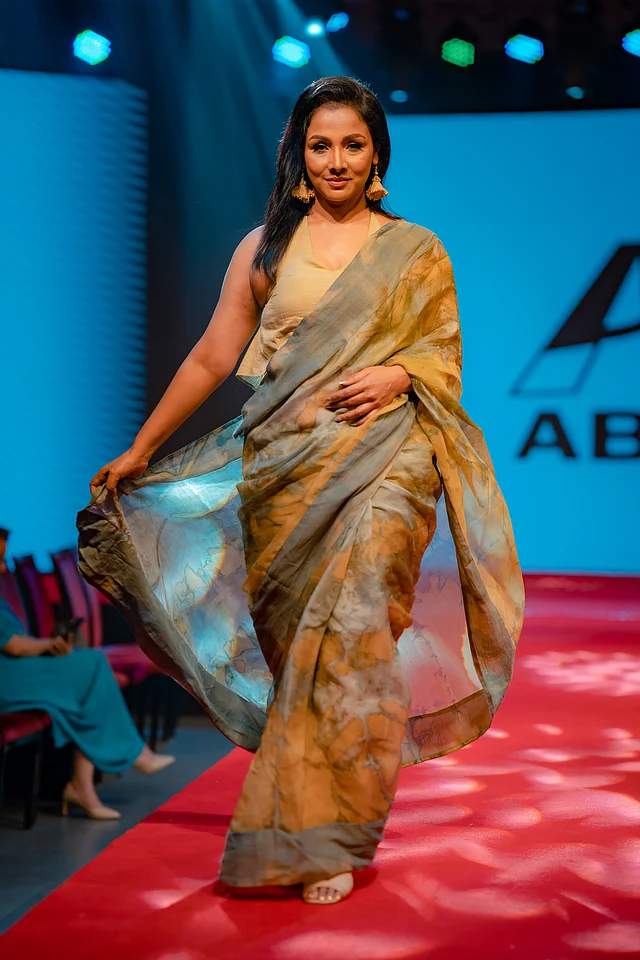 আর্দি টোনের শাড়িতে রুনা খানের উপস্থিতি মুগ্ধ করেছে ফ্যাশনিস্তা দর্শকদের। 