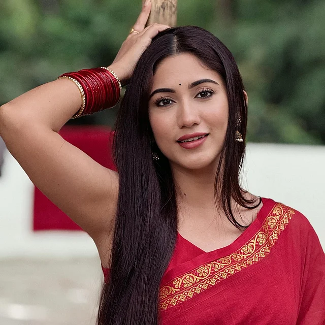 দুই দিকে দুই সোনালি চিকন চুড়ি। সেই সঙ্গে হাতভর্তি লাল রেশমি চুড়ি পরেছেন এই অভিনেত্রী