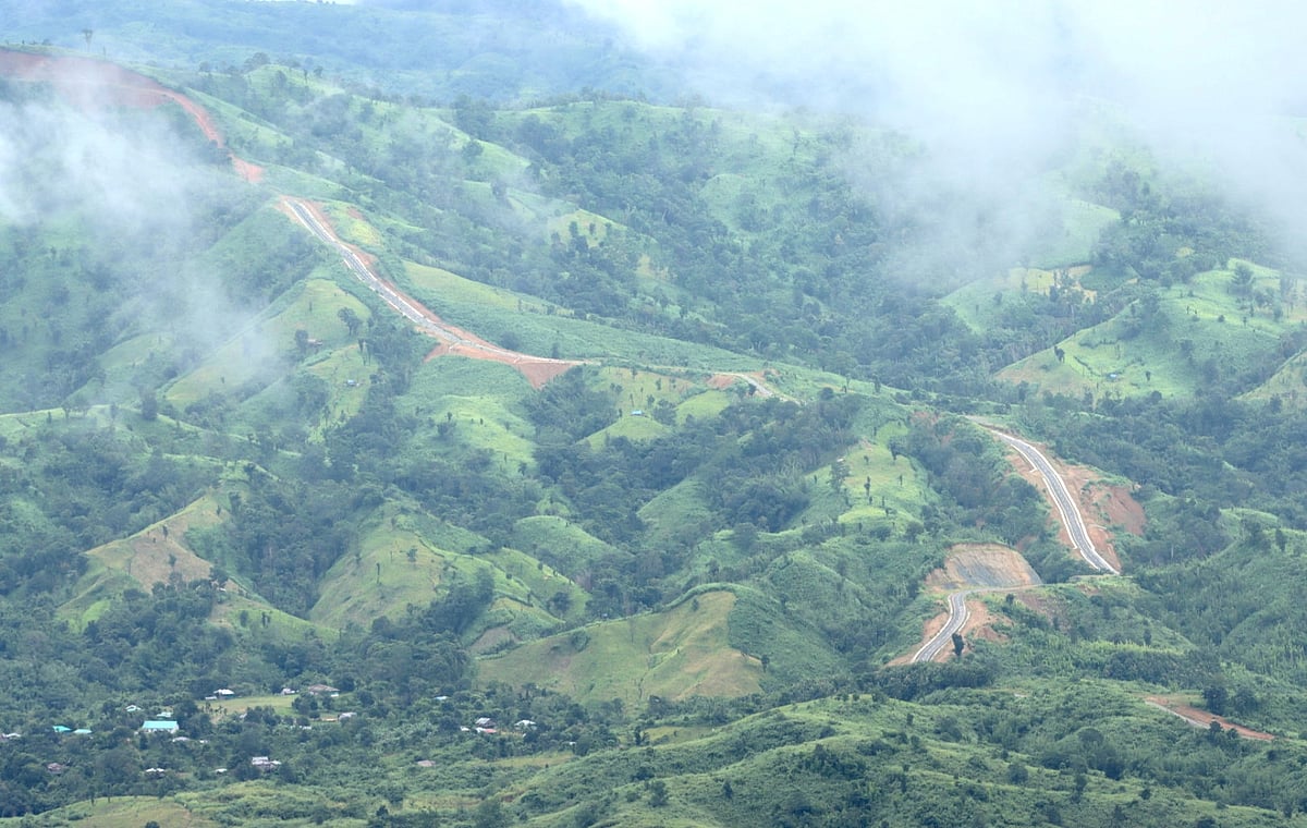সবুজ পাহাড়ের বুকে এঁকেবেঁকে চলে গেছে রাস্তা