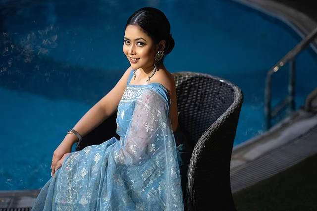 টেনে বাঁধা চুলে ছিমছাম লুক এসেছে