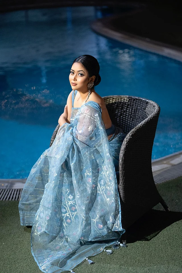 পাউডার ব্লু জামদানি, ম্যাচিং স্লিভলেস ব্লাউজ আর পেছনে পুলের নীল পানি। সব মিলিয়ে চোখ জুড়াচ্ছেন অভিনেত্রী আশনা হাবিব ভাবনা