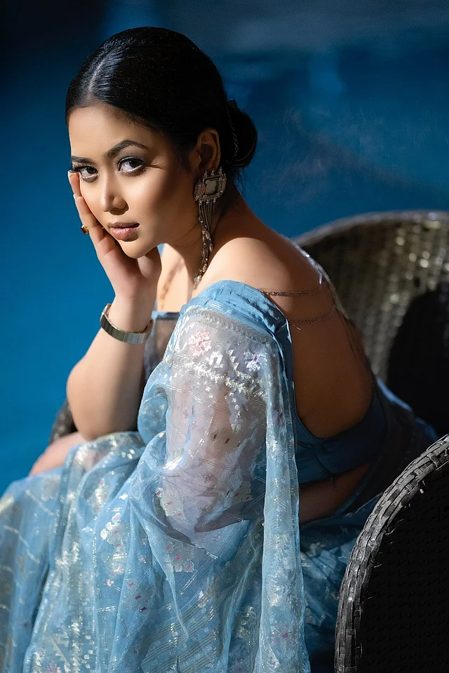 মেকওভারেও স্নিগ্ধ সফট টাচ। ন্যুড লিপস আর হালকা স্মাজ করা কাজলে আকর্ষোণ ছড়াচ্ছেন ভাবনা
