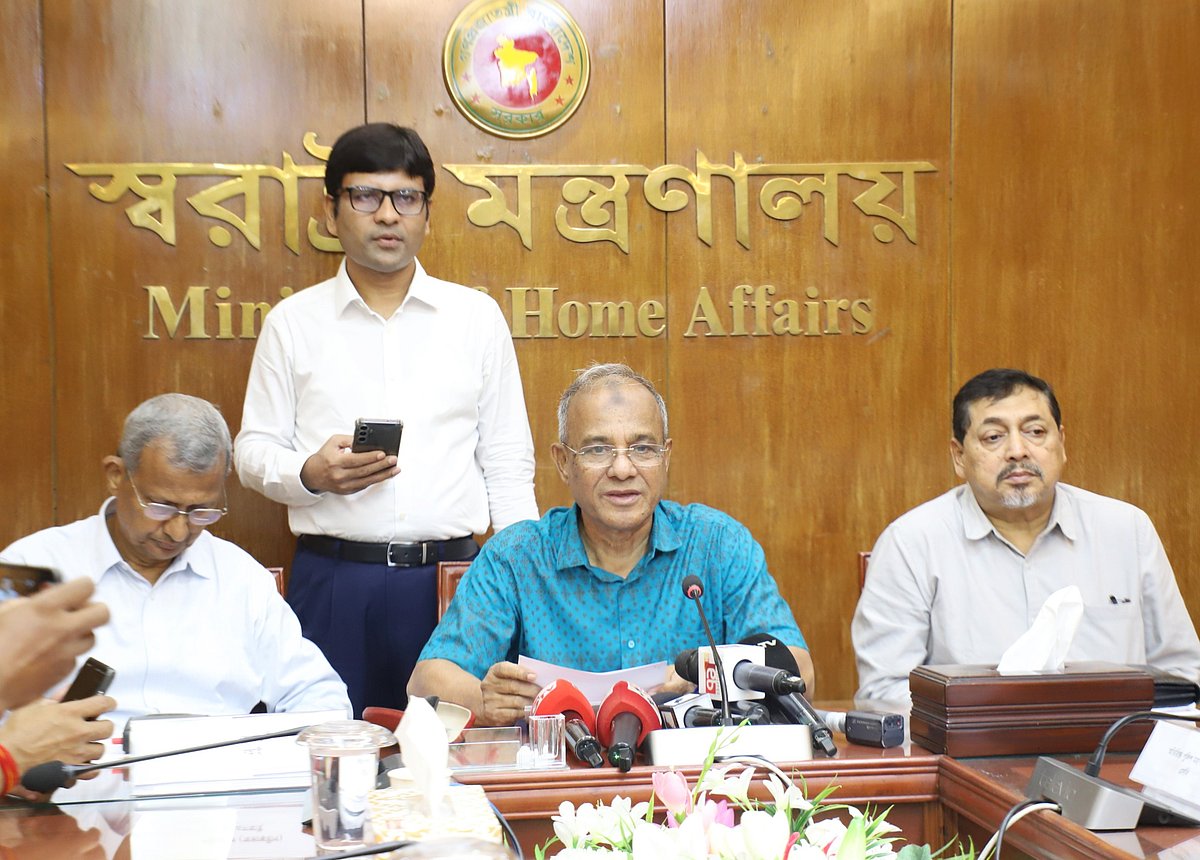 সচিবালয়ে স্বরাষ্ট্র মন্ত্রণালয়ের সভাকক্ষে আইনশৃঙ্খলা সংক্রান্ত কোর কমিটির সভা শেষে সাংবাদিকদের সঙ্গে কথা বলেন স্বরাষ্ট্র উপদেষ্টা লেফটেন্যান্ট জেনারেল (অব.) জাহাঙ্গীর আলম চৌধুরী। আজ রোববার সকালে