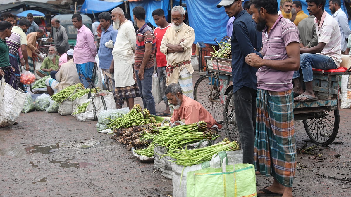 সবজির মোকামে কৃষকেরা তাঁদের উৎপাদিত পণ্য নিয়ে বসেছেন