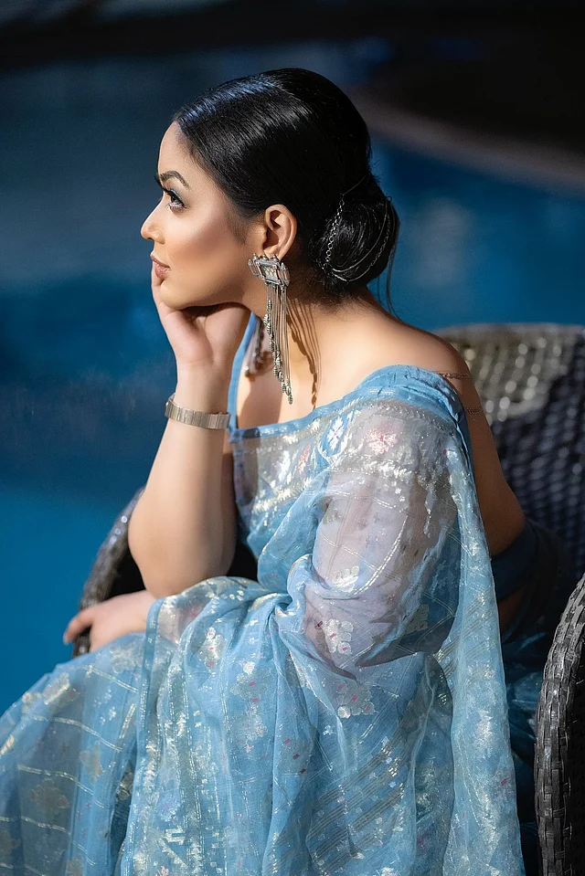 কানের ঝোলানো দুল দিয়েছে আলাদা স্টাইল