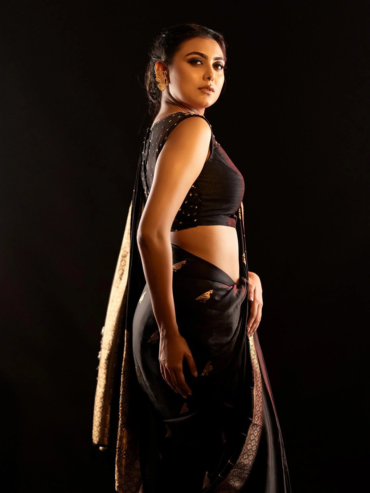 কালো শাড়িতে ইধিকার রাজকীয় আভা