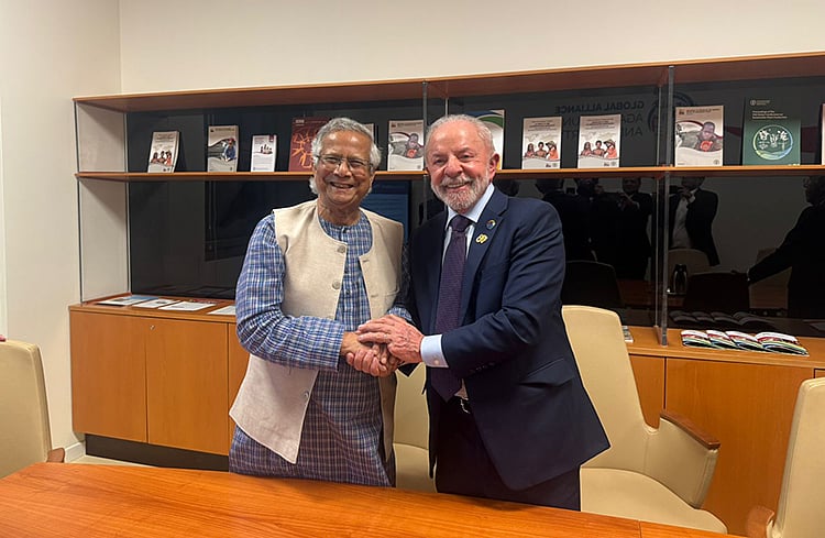 সোমবার ইতালির রোমে ওয়ার্ল্ড ফুড ফোরামের (ডব্লিউএফএফ) অনুষ্ঠানের ফাঁকে ব্রাজিলের প্রেসিডেন্ট লুইজ ইনাসিও লুলা দা সিলভার সঙ্গে বৈঠক করেন প্রধান উপদেষ্টা অধ্যাপক মুহাম্মদ ইউনূস