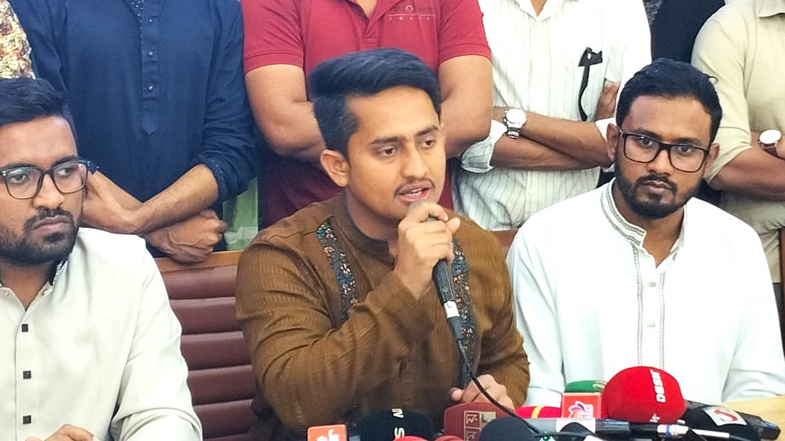 সমন্বয় সভায় বক্তব্য রাখছেন জাতীয় নাগরিক পার্টির (এনসিপি) উত্তরাঞ্চলের মুখ্য সংগঠক সারজিস আলম। সোমবার দুপুরে জামালপুর জেলা পরিষদ মিলনায়তনে। ছবি: প্রথম আলো