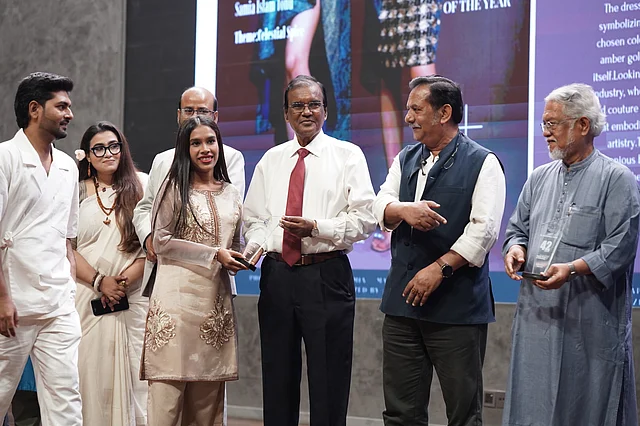 দুটি কিউ শেষে ৪২তম আবর্তনের শিক্ষার্থীদের মধ্যে সম্মাননা স্মারক বিতরণ করা হয়