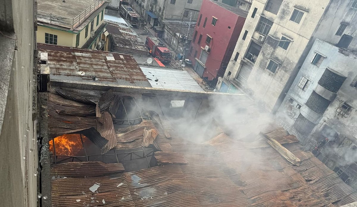 রাজধানীর মিরপুরের শিয়ালবাড়িতে সাত তলা একটি পোশাক কারখানা এবং এর লাগোয়া একটি রাসায়নিকের গুদামে আজ মঙ্গলবার দুপুরে আগুন লাগে