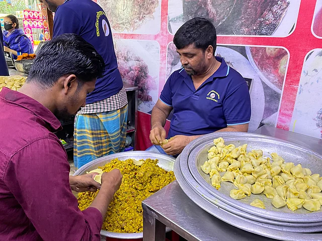 ব্যস্ত কর্মীরা শিঙাড়া তৈরিতে