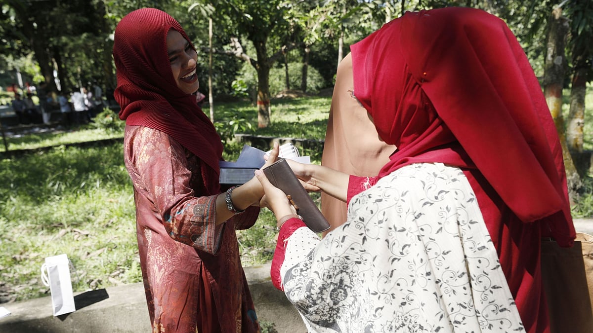 ভোট দিতে এসেছেন ক্যাম্পাসে। শাটল ট্রেন থেকে নেমে উল্লসিত তাঁরা