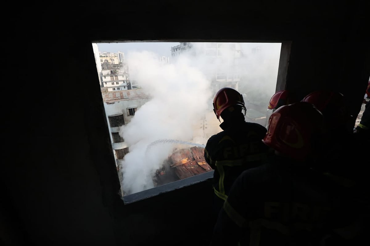 আগুন নেভানোর চেষ্টায় ফায়ার সার্ভিসের কর্মীরা
