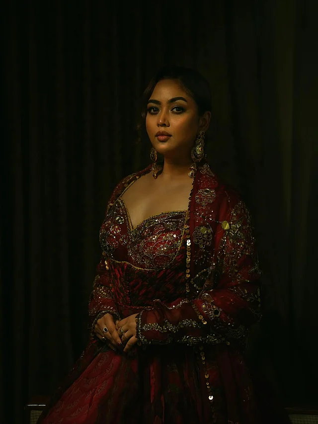 ডার্ক মুডে তোলা ছবিগুওতে পুরো আনারকলির জমকালো কারুকাজ দিচ্ছে আভিজাত্যময় লুক