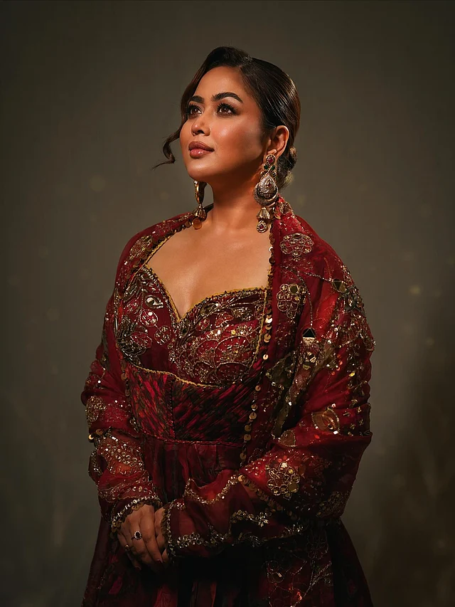 ফেইস ও শরীরের অপরের অংশে কিছু ক্রিমি ফিনিশের উজ্জ্বল মেকওভার