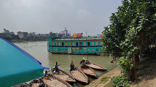 এসব ভাসমান বোর্ডিংয়ে থাকা রাত কাটানো যায় মাত্র ১২০ টাকায়