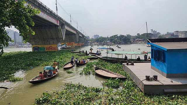 বুড়িগঙ্গায় ভাসমান এসব বাতিল স্টিমারে হয়েছে রাতে থাকার ব্যবস্থা