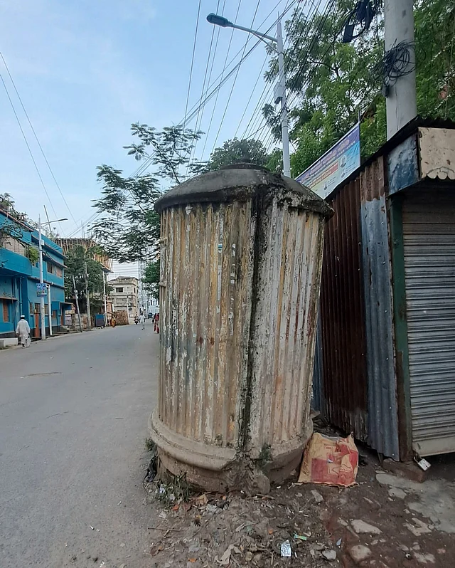 পড়ে আছে অবহেলায়