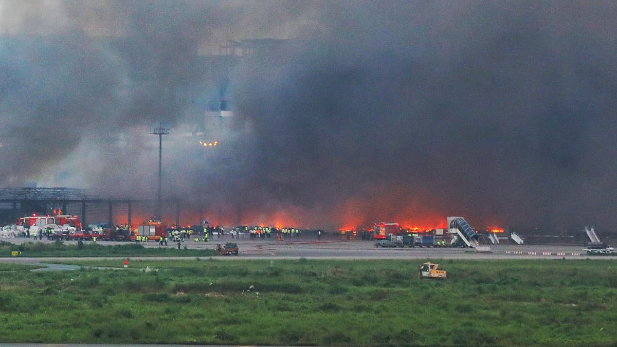 আগুনে পুড়ছে কার্গো ভিলেজ। কার্গো ভিলেজে যে অংশে আমদানি করা পণ্য মজুত রাখা হয়, সেখানে আগুন লাগে। বাউনিয়া এলাকা থেকে ছবিটি তোলা
