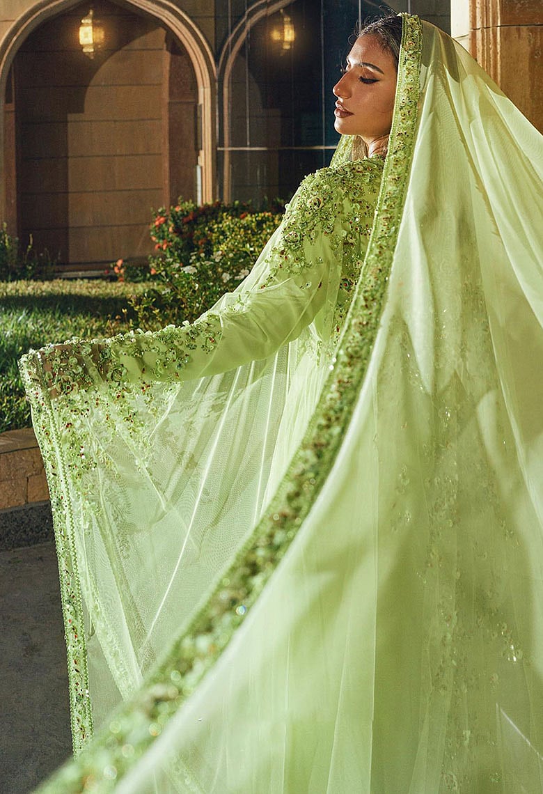 আভিজাত্যময় পোশাকে মরুর রূপকথা: সৌদি বিলাসী ফ্যাশনের নবজাগরণ