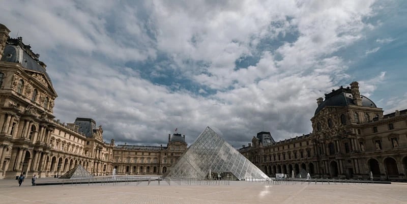 এবার পানির লিকেজ থেকে ল্যুভরে শত শত বইয়ের ক্ষতি