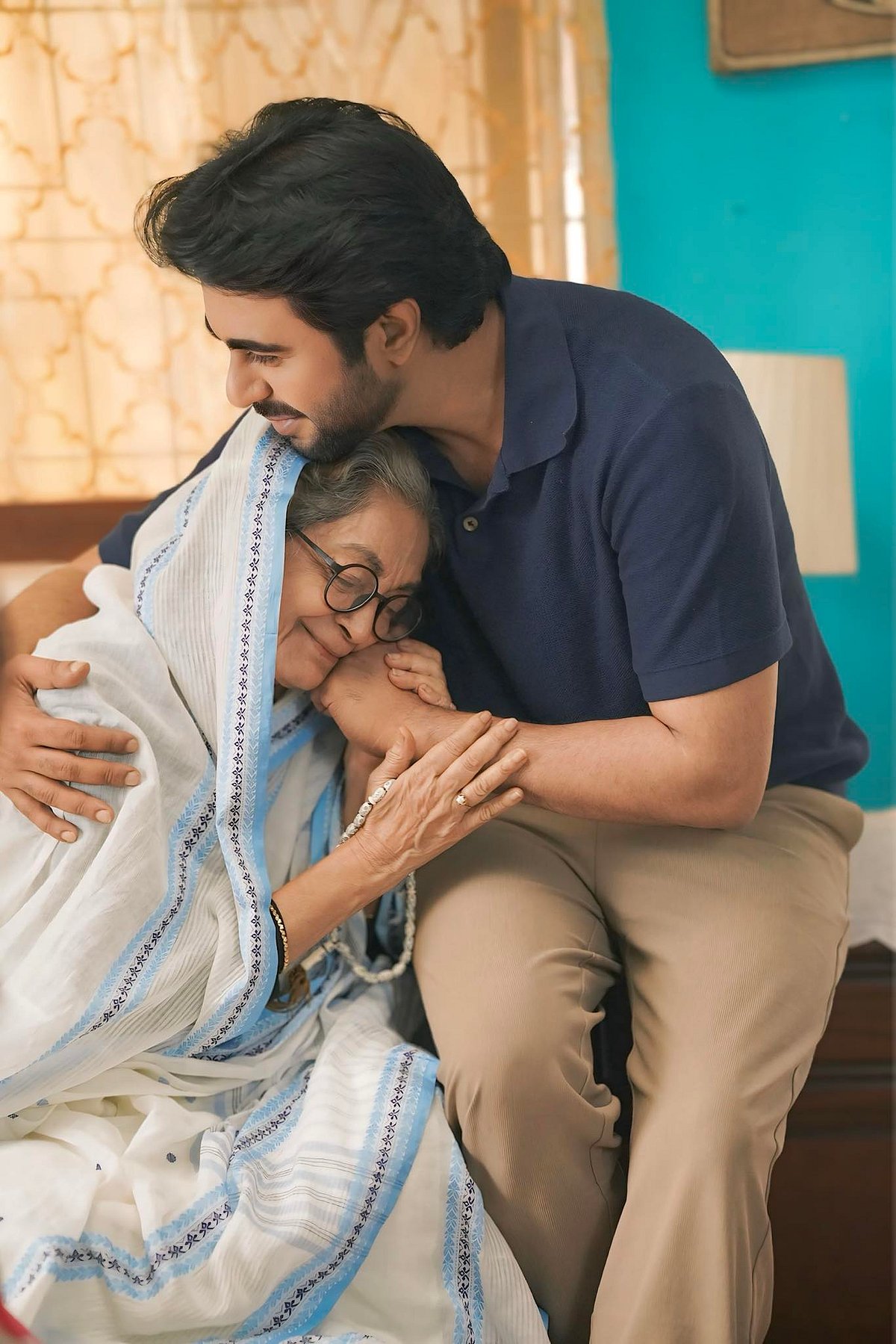 শুটিংয়েই দেখা হয়। সে যেন আত্মিক সম্পর্ক। দিলারা জামান অনেক স্নেহ করেন জিয়াউল ফারুক অপূর্বকে। পছন্দের সেই মানুষের সঙ্গে ছবিটি পোস্ট করে ভালোবাসা জানালেন অপূর্ব। লিখেছেন, ‘ভালোবাসা।’ একভক্ত লিখেছেন, ‘অভিনয়জগতের আপনারা দুজনই পছন্দের।’