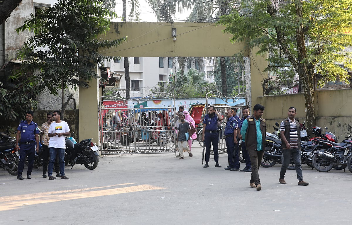 বগুড়ায় এনসিপির সভায় সারজিস, বক্তব্য শুরুর আগে মিলনায়তনের বাইরে ককটেল  হামলা | প্রথম আলো