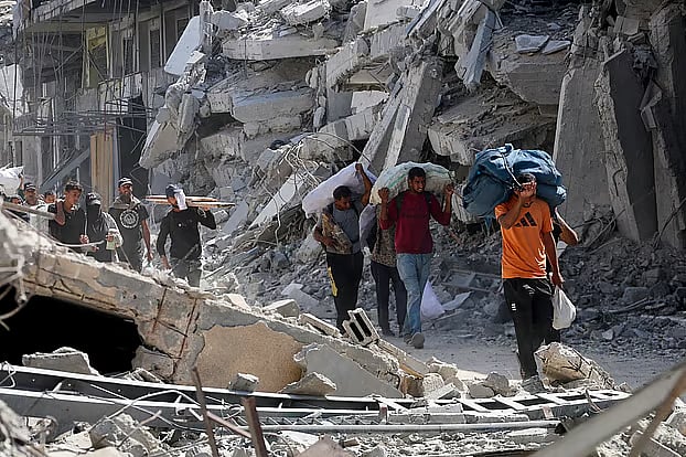 ইসরায়েলের ‘সাঁজোয়া বিস্ফোরক যানের’ ওপরই তাঁবু টানাল ফিলিস্তিনি পরিবার