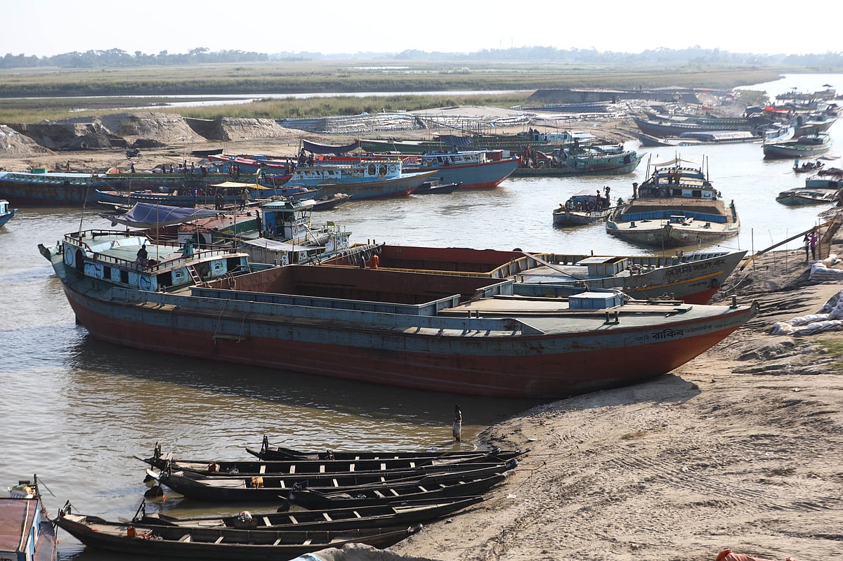 বালু বহনের জন্য কাটাখালে রাখা ছোট-বড় নৌকা