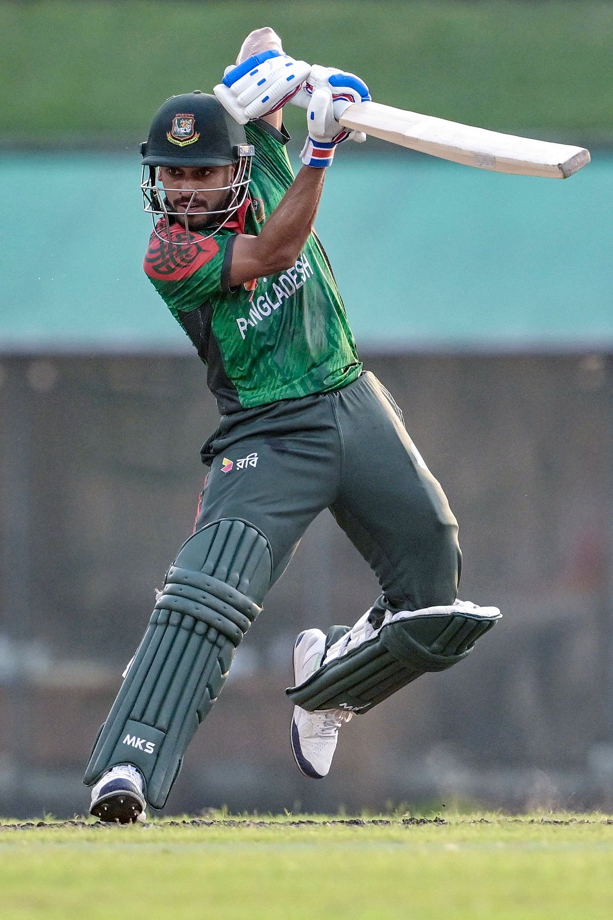 মিরাজ নিজে জানেন তো তিনি কী করছেন