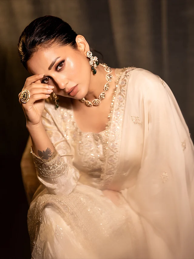 ঝলমলে সাদা সালোয়ার–কামিজ সেটে আলো ছড়াচ্ছেন মিমি চক্রবর্তী। 