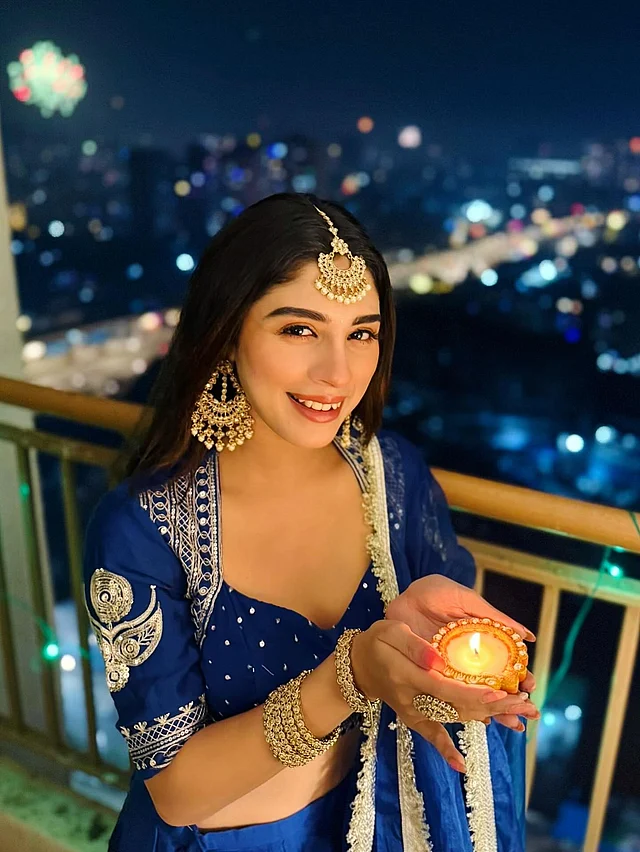 আদ্রিজা এই বিশেষ দিনে বেছে নিয়েছেন এথনিক গেটআপ। জমকালো কাজের নীল লেহেঙ্গায় সেজেছেন দুল, টিকলি, চুড়ি ও আংটিতে। 