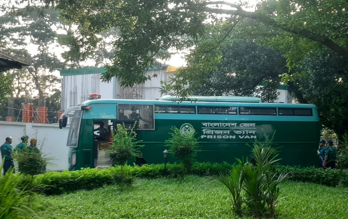 ১৫ সেনা কর্মকর্তাকে এই প্রিজন ভ্যানে আন্তর্জাতিক অপরাধ ট্রাইব্যুনালে আনা হয়