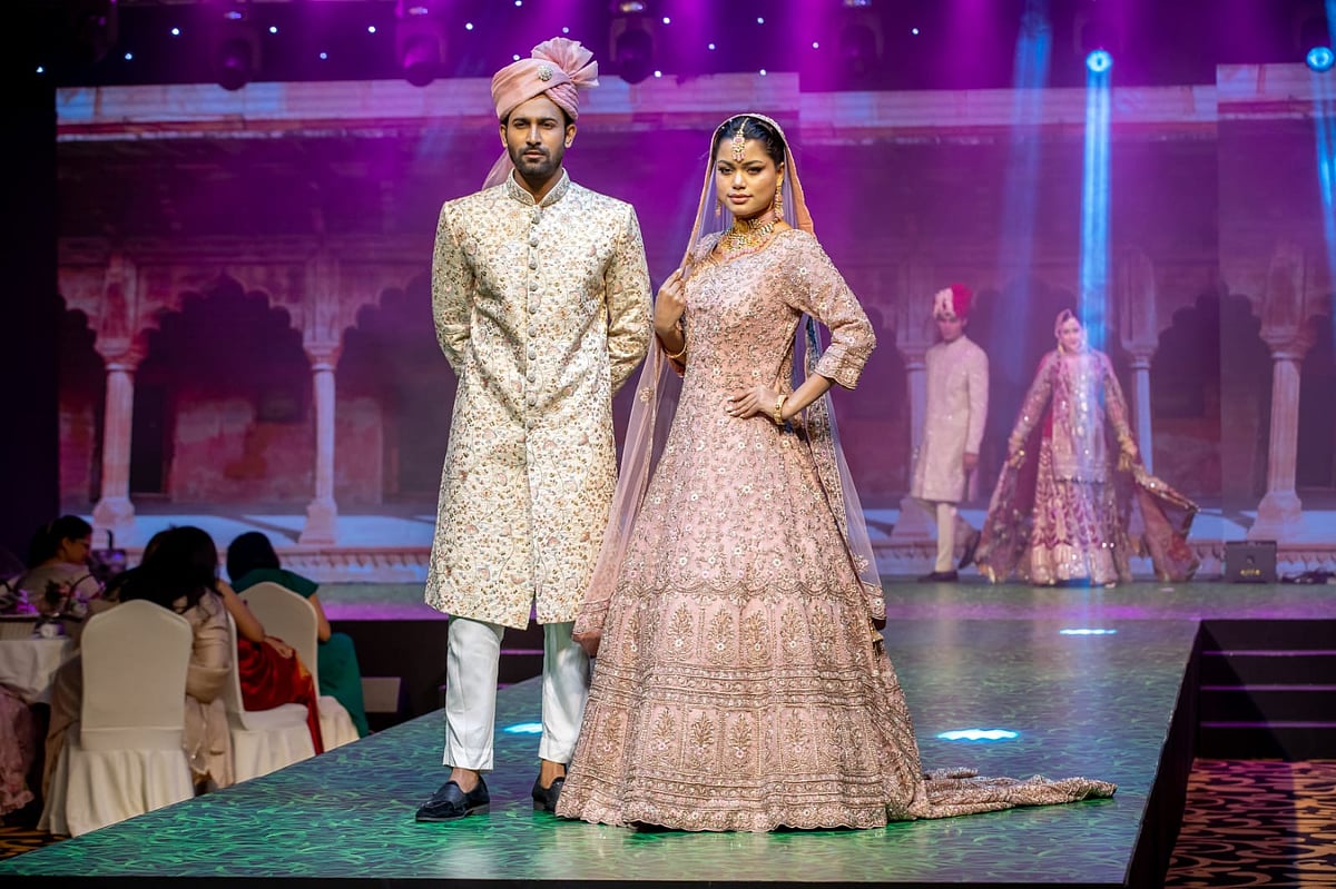বিয়ের থিমে ফ্যাশন শোতে মডেলরা অংশ নেন যুগল হিসেবে। 