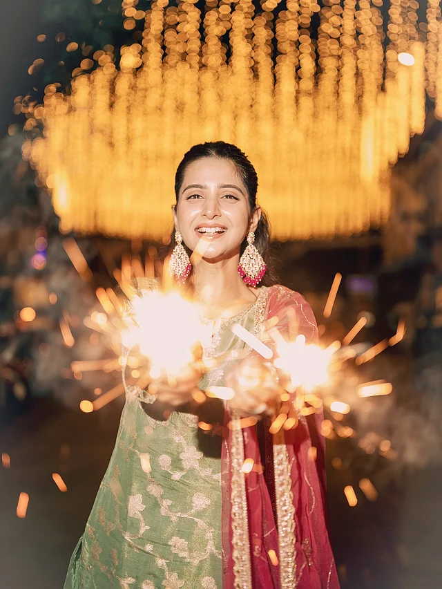 দীপাবলির ঝলমলে আলোয় সালোয়ার–কামিজের লুকে দেবচন্দ্রিমা। 