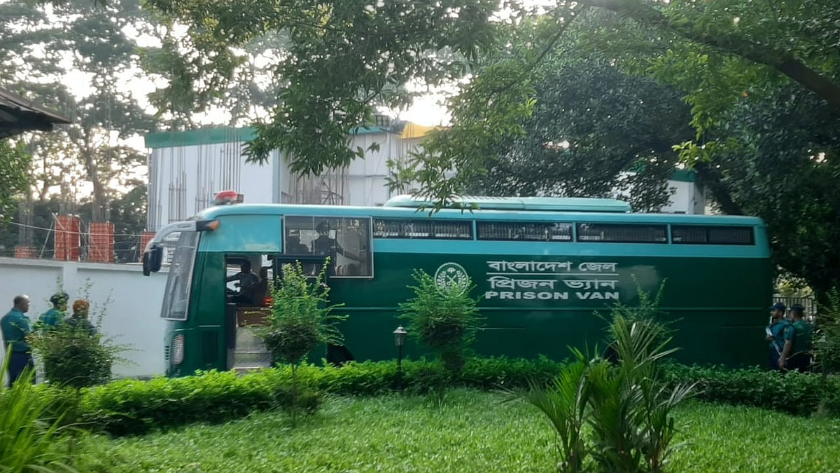 সবুজ রঙের এই প্রিজন ভ্যানে করে আন্তর্জাতিক অপরাধ ট্রাইব্যুনালে নেওয়া হয় মানবতাবিরোধী অপরাধের মামলার আসামি ১৫ সেনা কর্মকর্তাকে